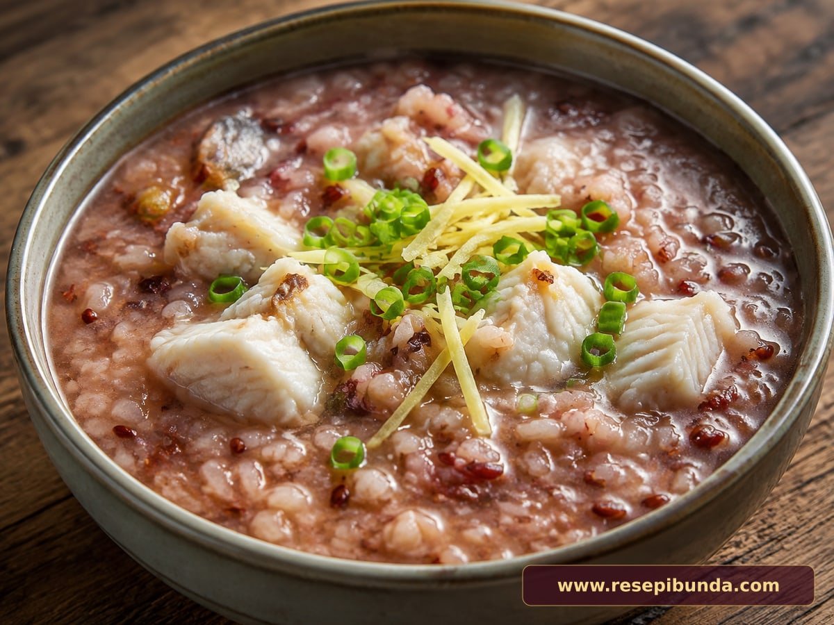 Hidangan Bubur Beras Merah Ikan